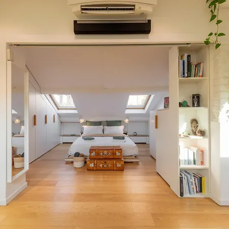 Bright Penthouse Attic In The Heart Of Apartment *